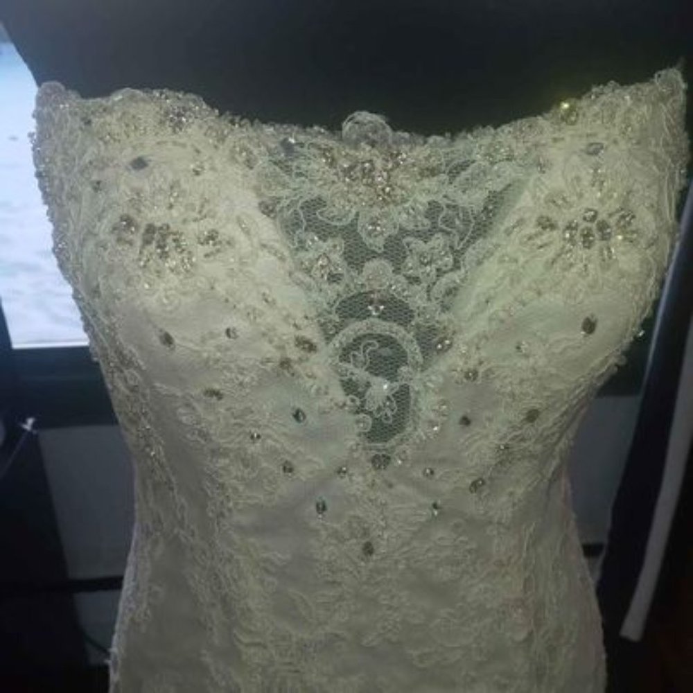 PRICE DROP! MUST SELL. Wedding Dress - Lace Strapless